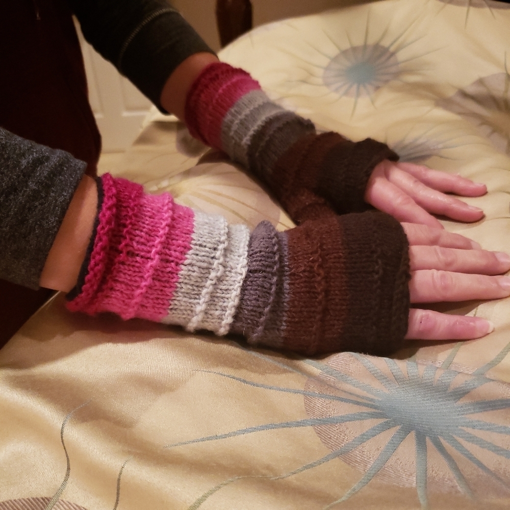 SUPER CUTE BOHO FINGERLESS GLOVES - Picture 7 of 8
